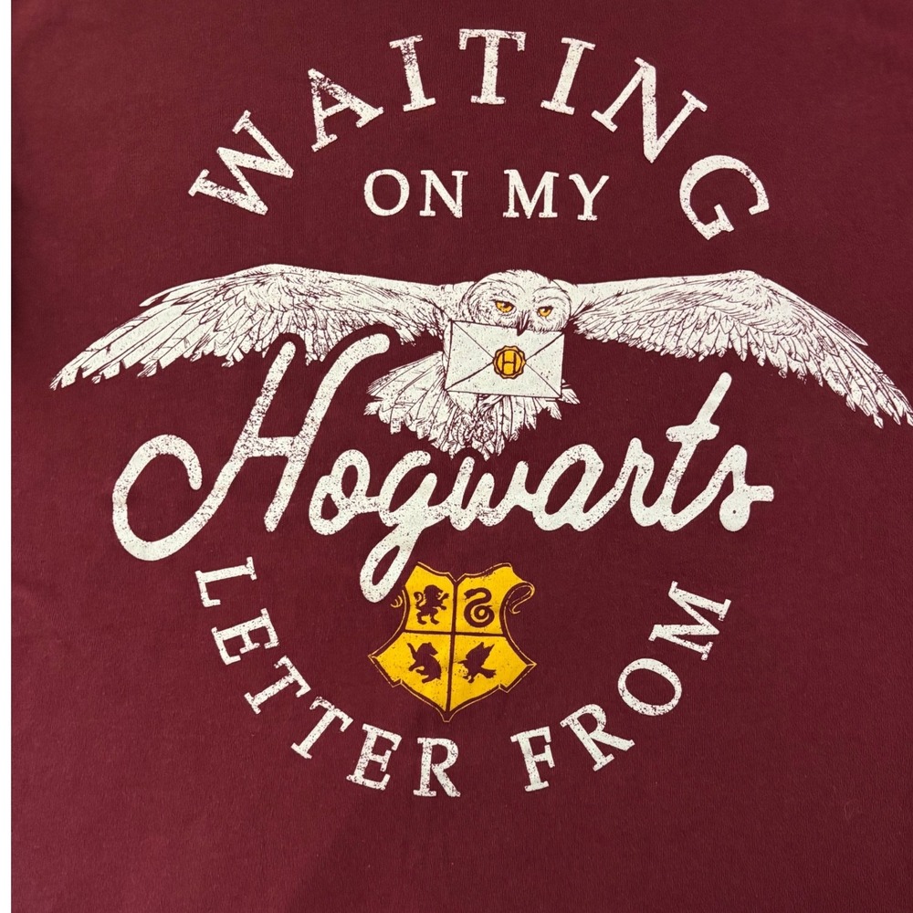 Harry‎ Potter T-Shirt Women Large Burgundy Hogwarts Graphic Tee  
NWOT